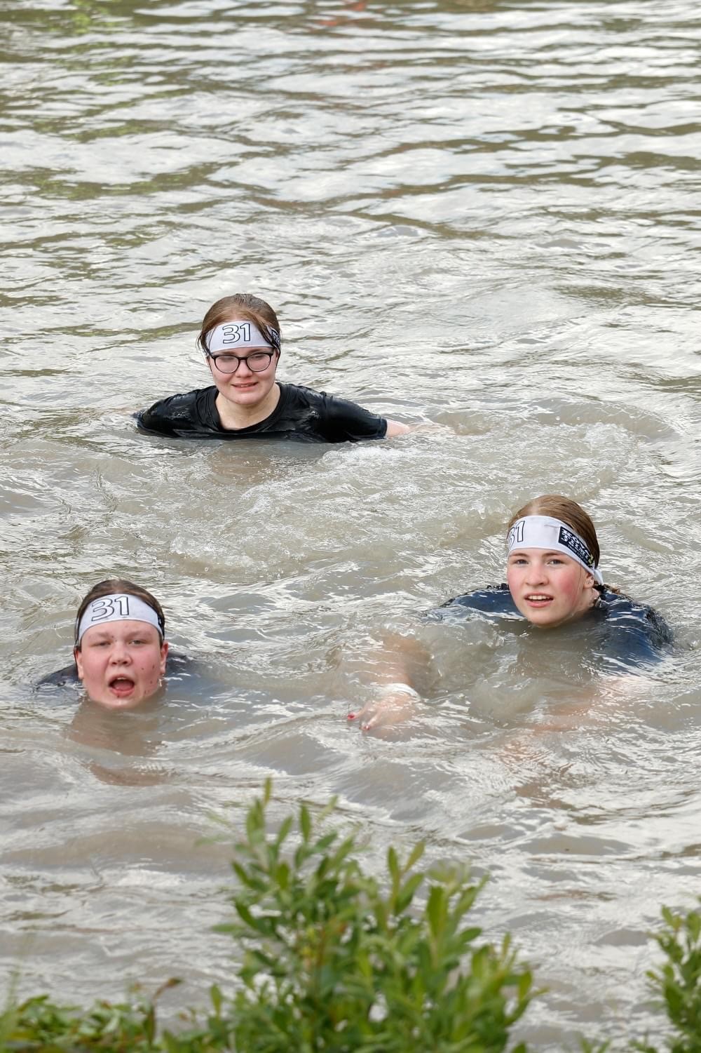 tüdrukud mudajooksul vees
